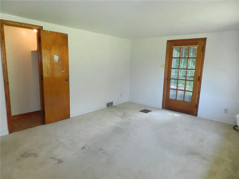 Living room before renovation